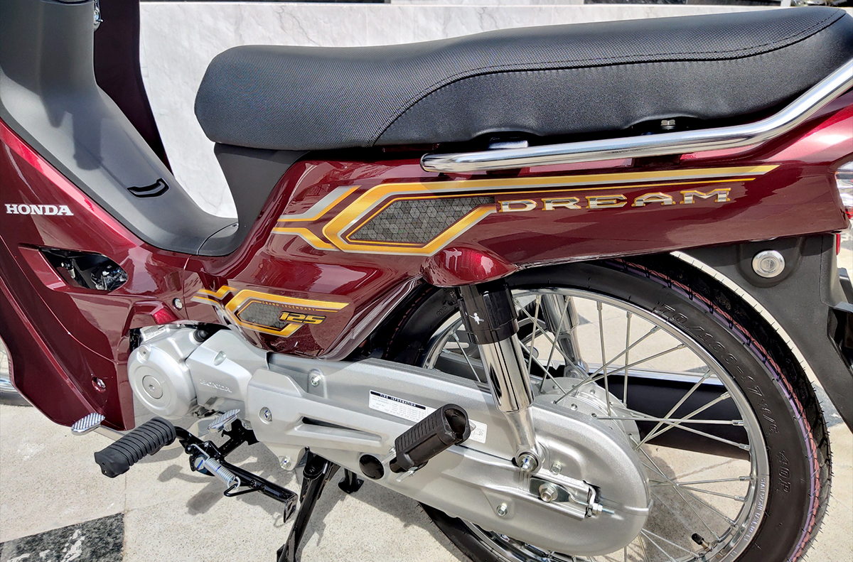 Hộp xích Honda Dream 125 NCX 2024 màu đỏ Hộp xích Honda Dream 125 NCX 2024 màu đỏ